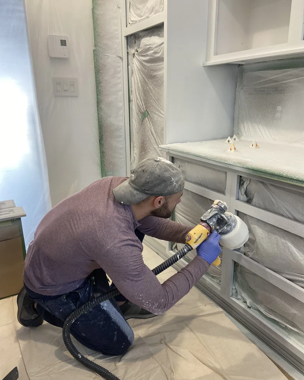 Image montrant christopher en train de travailler sur une cuisine